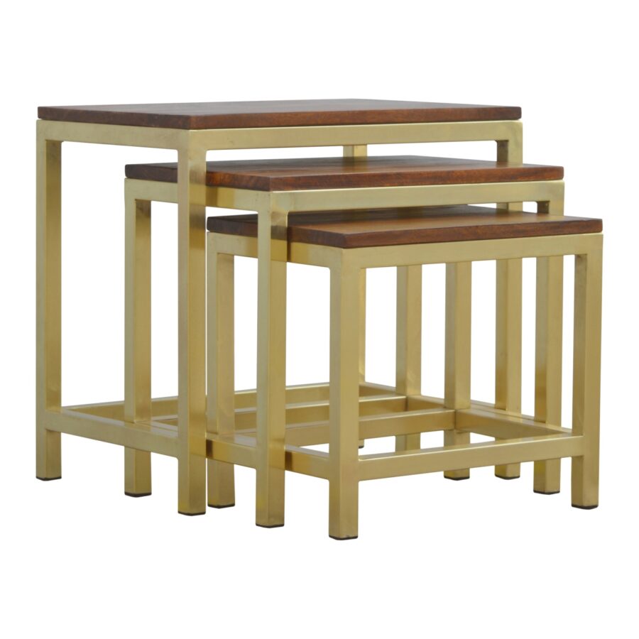 Goldener Hocker im 3er-Set mit klobiger Holzplatte