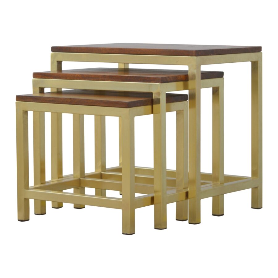 Goldener Hocker im 3er-Set mit klobiger Holzplatte