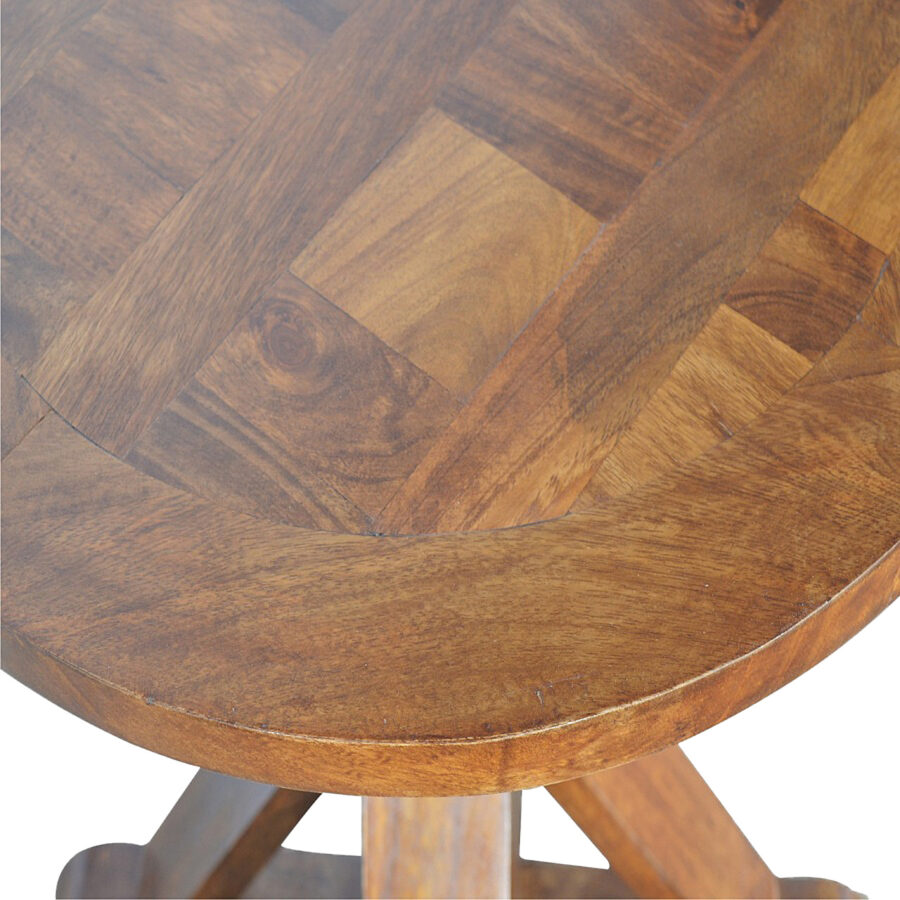 Okrugli stol od punog drva boje kestena s bazom od trostruke ploče