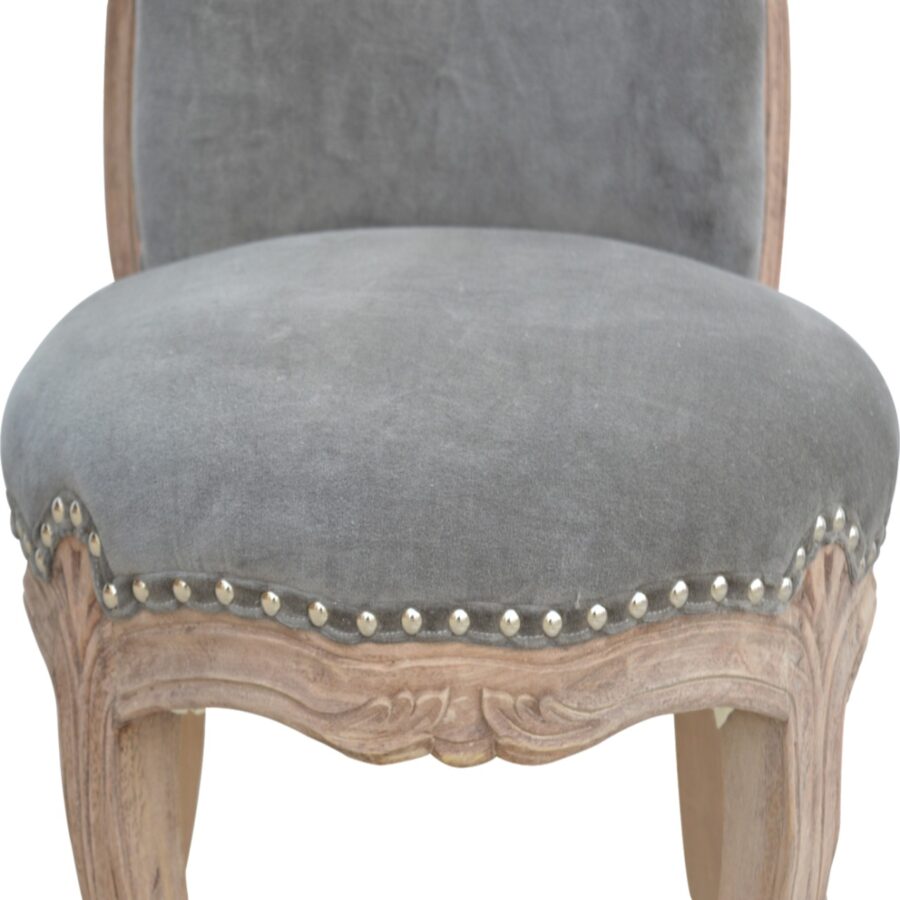 Cadeira cravejada de veludo cinza