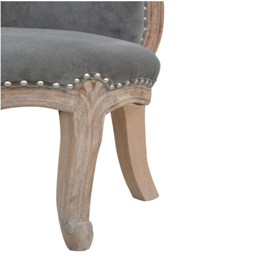 Krzesło z szarym aksamitem nabijane ćwiekami