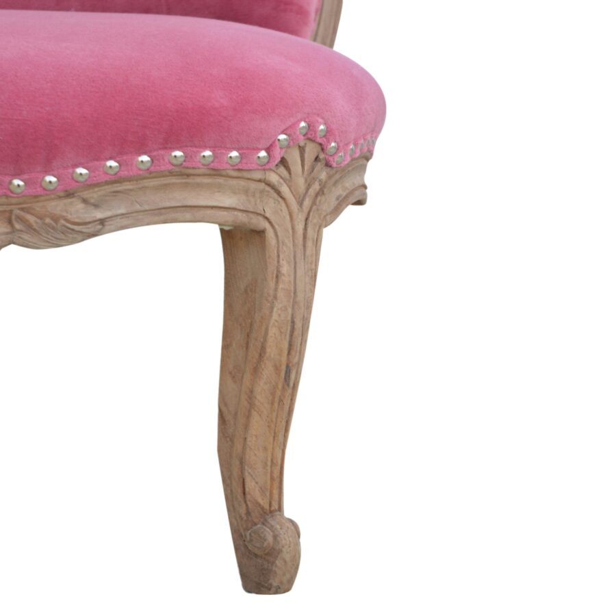 Chaise cloutée en velours rose