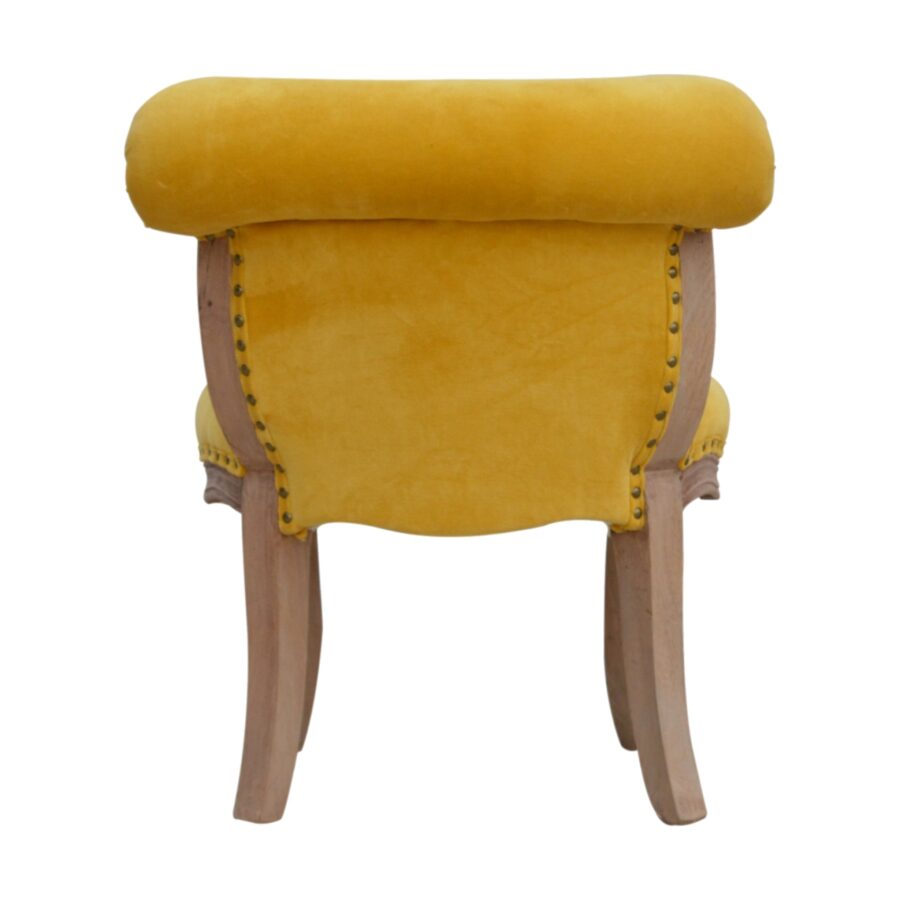 Cadeira cravejada de veludo mostarda
