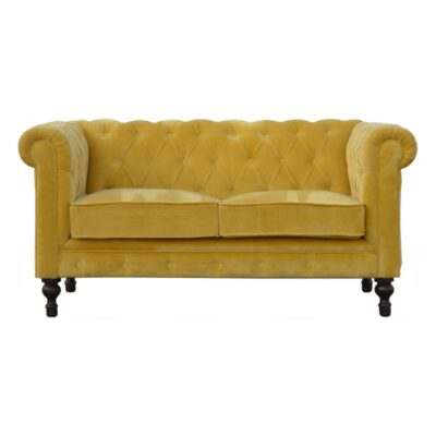 Musztardowa aksamitna sofa Chesterfield