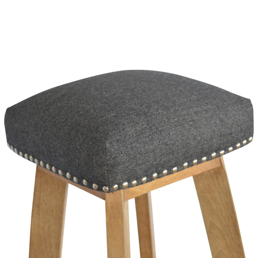 tabouret de bar clouté en tweed noir