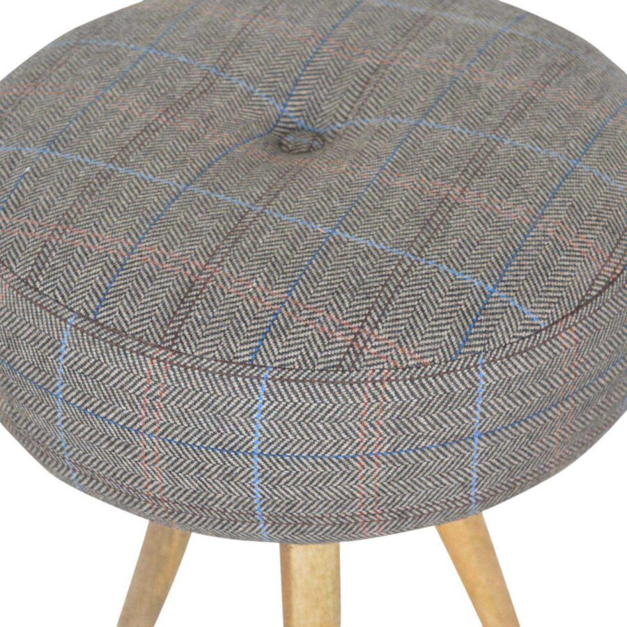 sgabello treppiede con cuscino in tweed