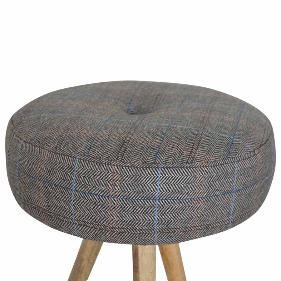 sgabello treppiede con cuscino in tweed