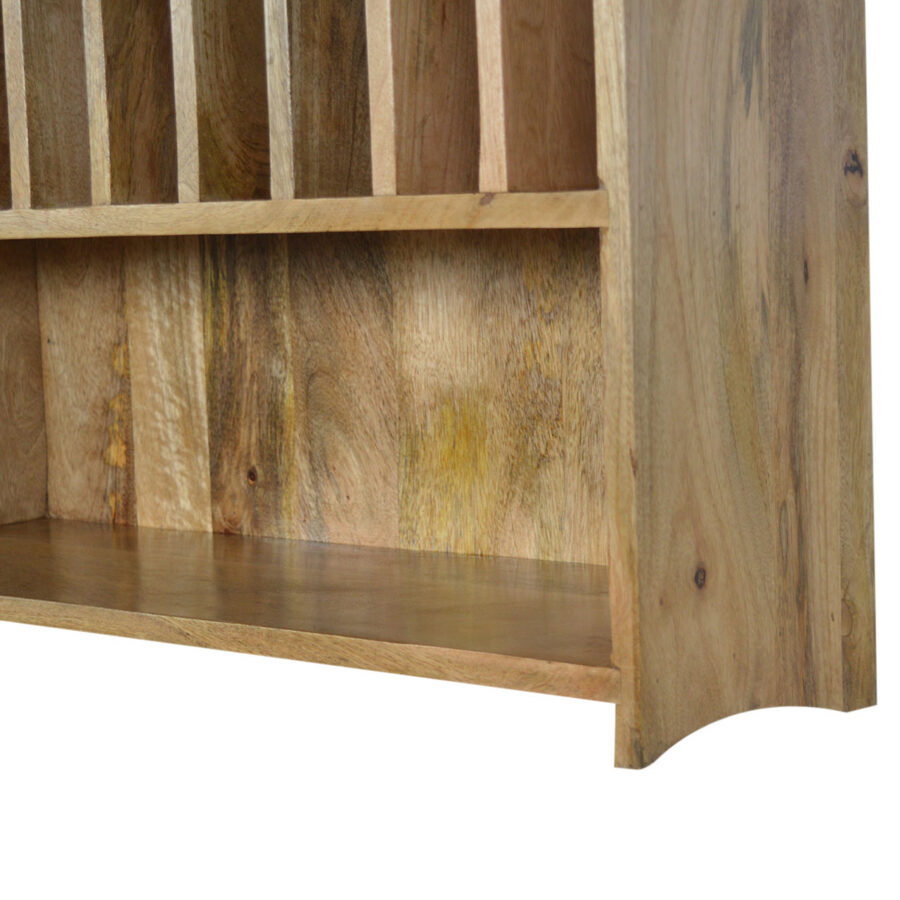 Wandgemonteerd massief houten bordenrek met plank