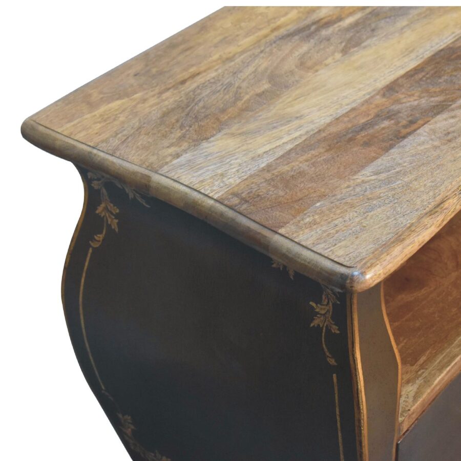 Mesa de madera antigua con detalles dorados.
