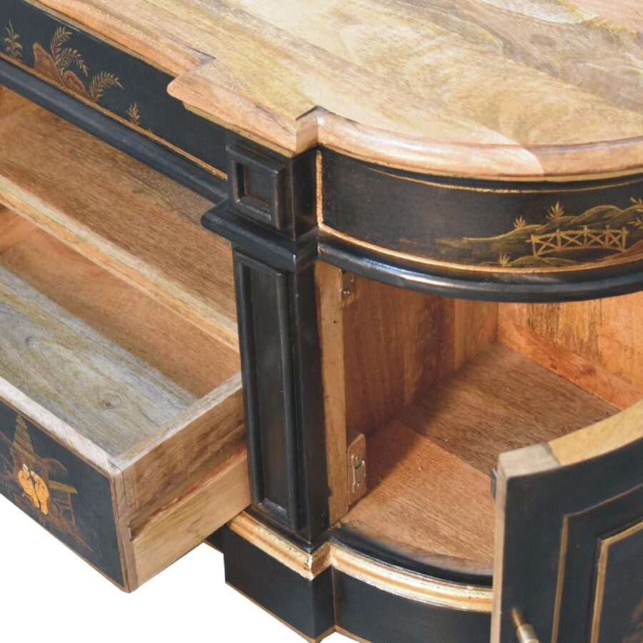 Mesa de madeira antiga com detalhe de gaveta aberta.