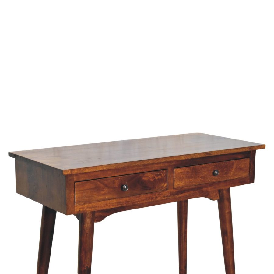 Antiek houten bureau met laden, geïsoleerd op wit.