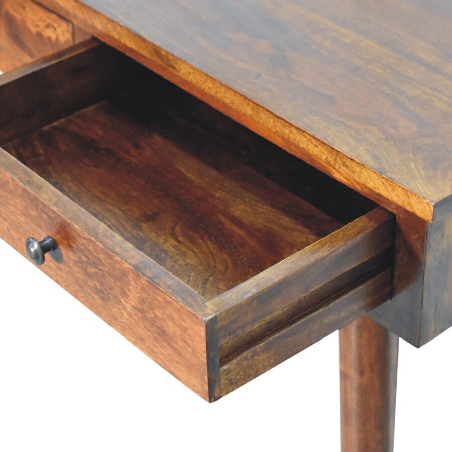 Abra el cajón de madera en una mesa marrón.