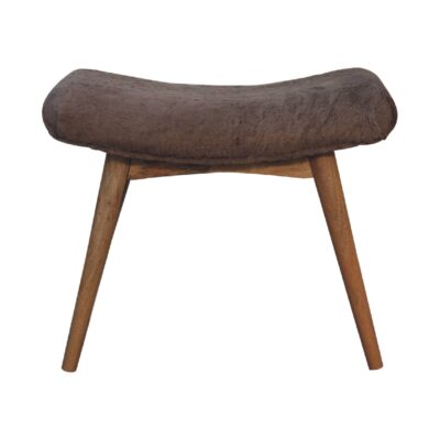 Tabouret en bois recouvert de fourrure brune isolé sur fond blanc.