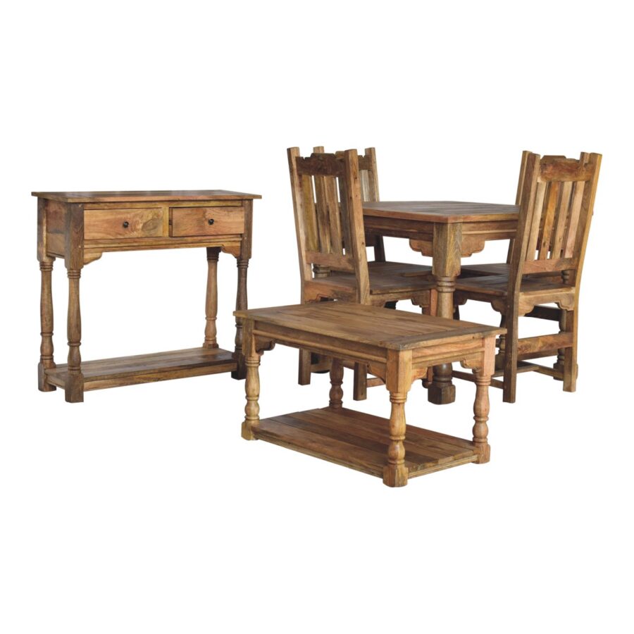 Rusztikus fa étkezőasztal és székek konzollal.