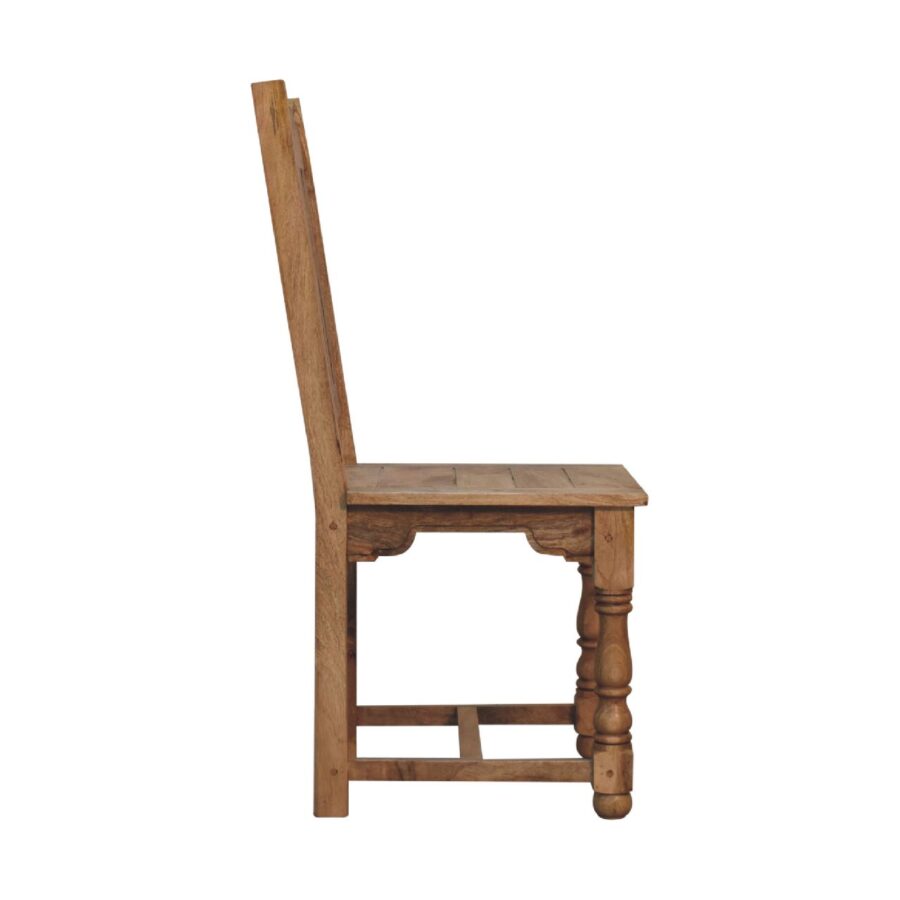 Dřevěná jídelní židle izolovaných na bílém pozadí.
