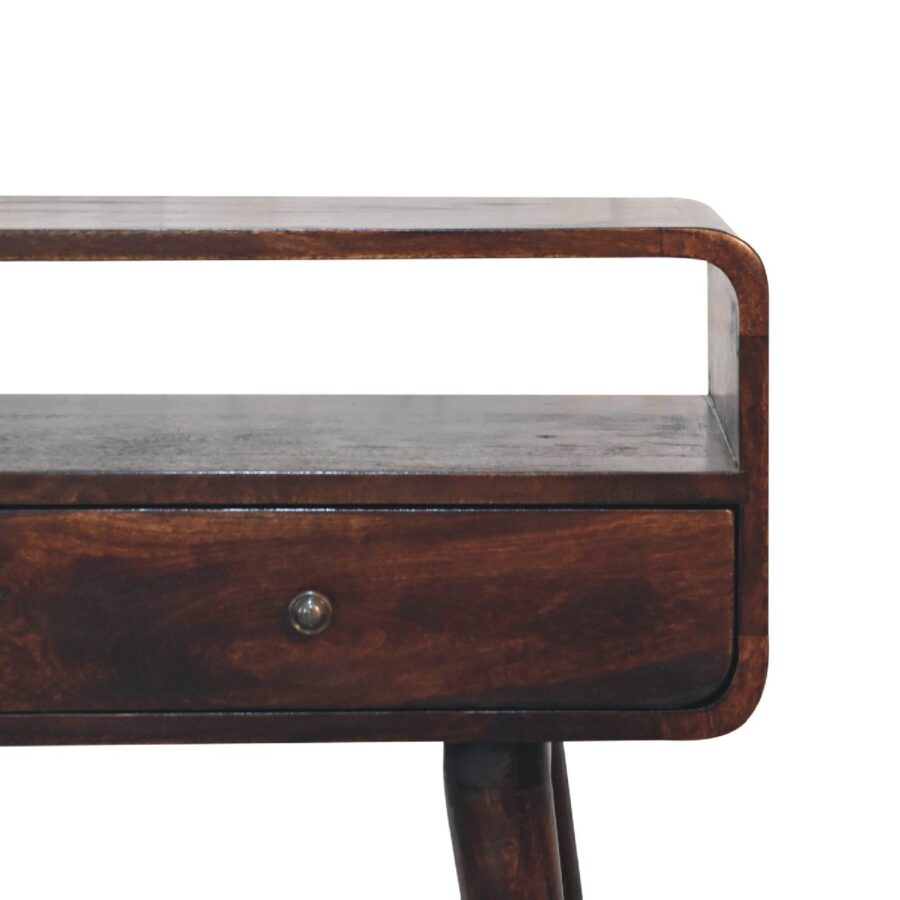 Mesa consola de madera vintage con cajón sobre fondo blanco.