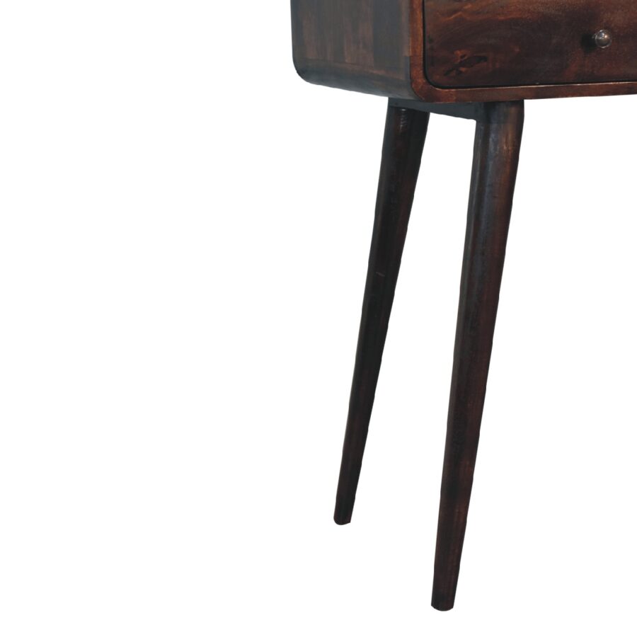 Modernt sidobord i trä från mitten av århundradet med avsmalnande ben.