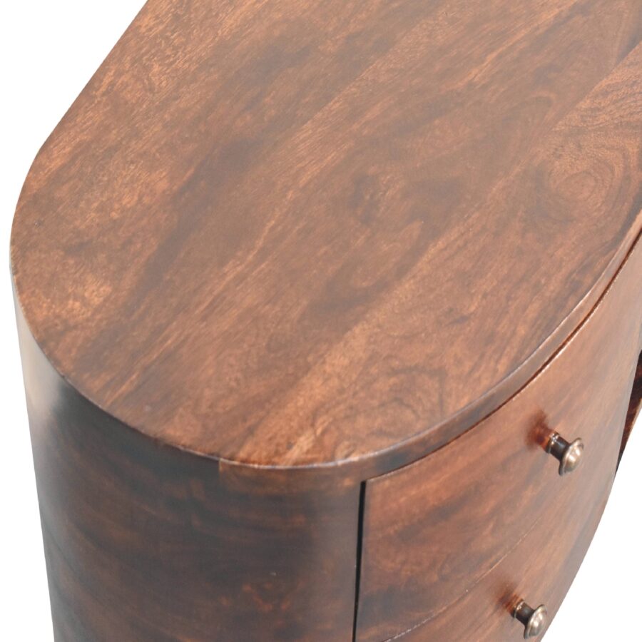 Lesena ovalna mizna plošča s predali za shranjevanje.