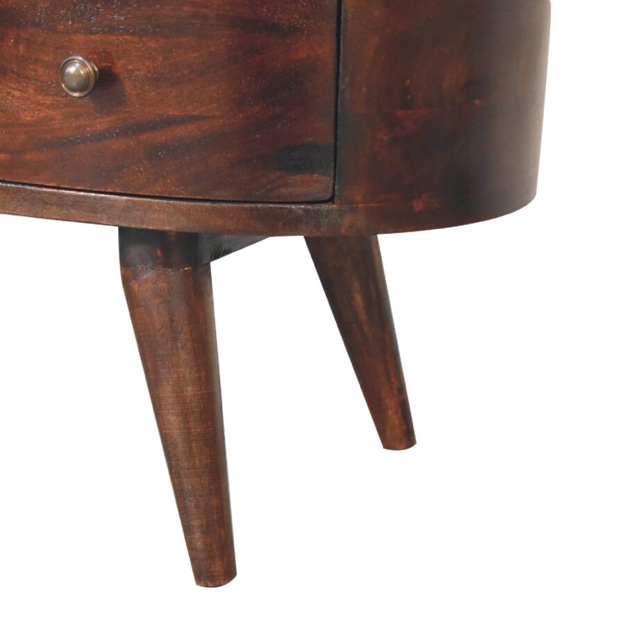 Drewniany stolik boczny w stylu vintage ze zwężanymi nogami.