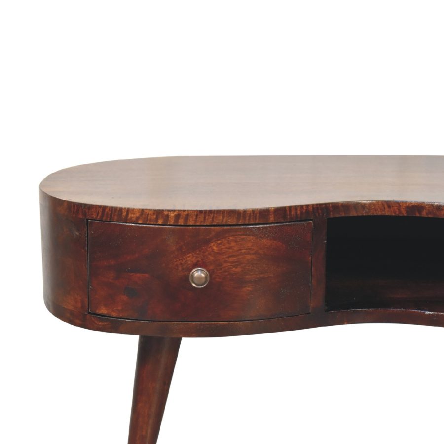 Mesa lateral oval de madeira vintage com gaveta.