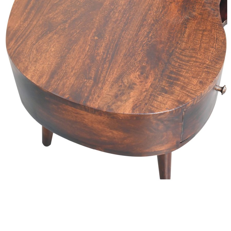 Okrúhly drevený konferenčný stolík s úložným priestorom na bielom pozadí.