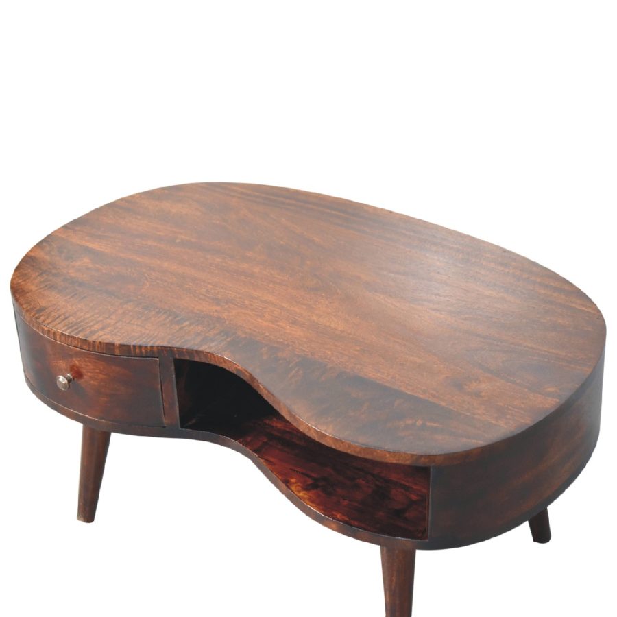Table basse vintage en bois en forme de rein sur fond blanc.