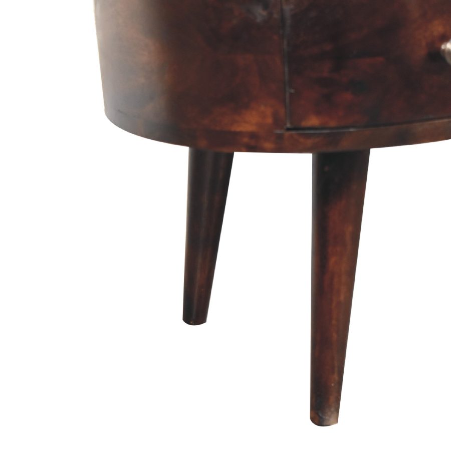 Picioare de masă de tambur din lemn de epocă pe fundal alb.