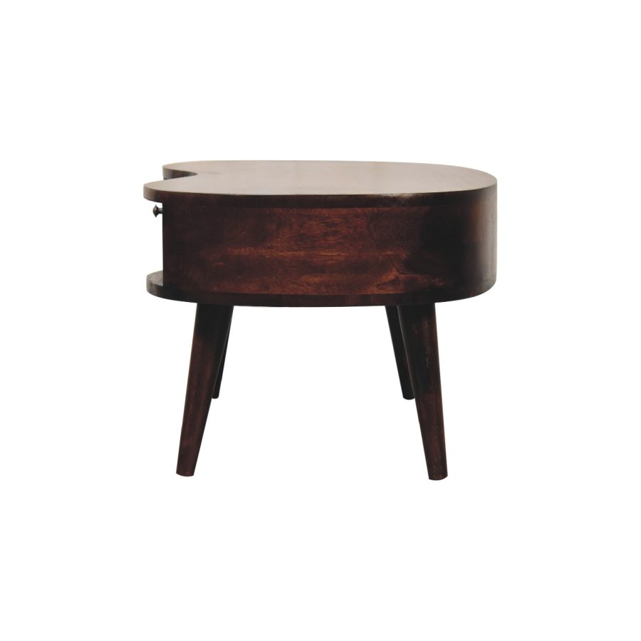 Vintage okrogla lesena stranska mizica na belem ozadju.