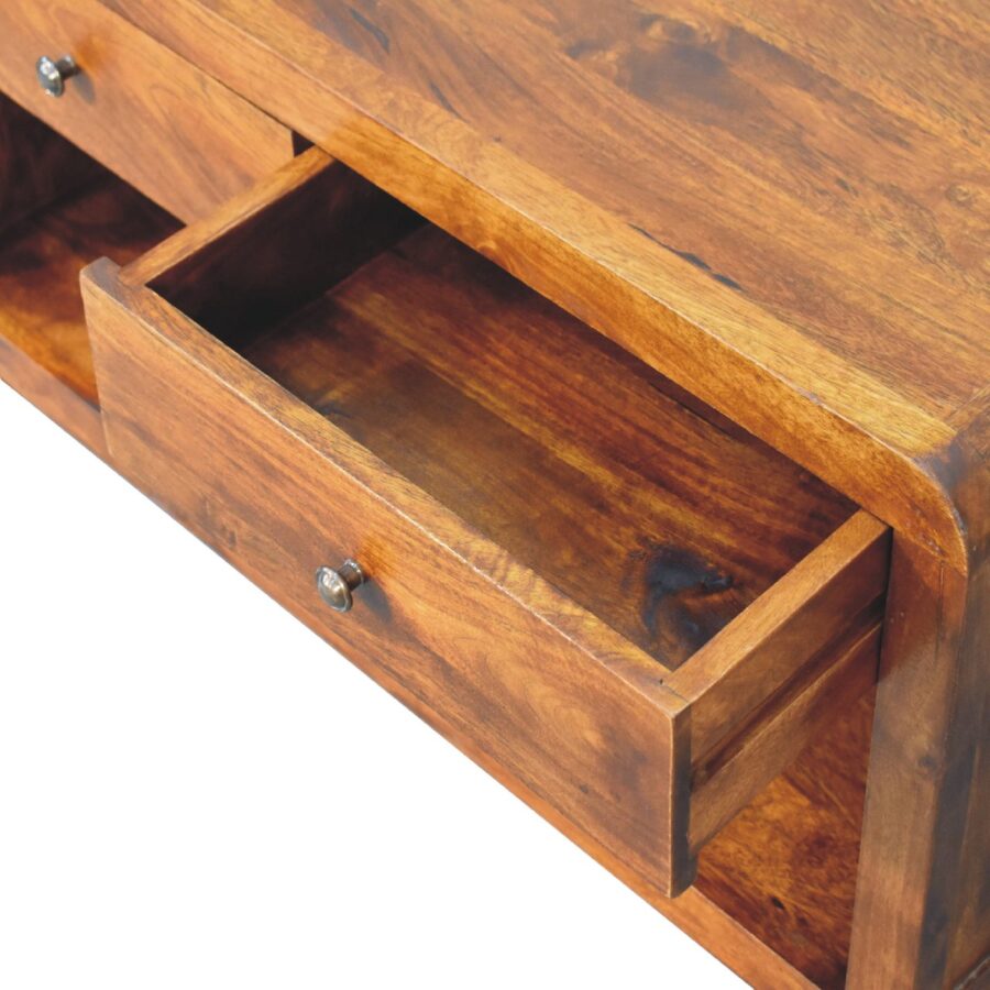 Abra a gaveta de madeira de uma cômoda marrom.