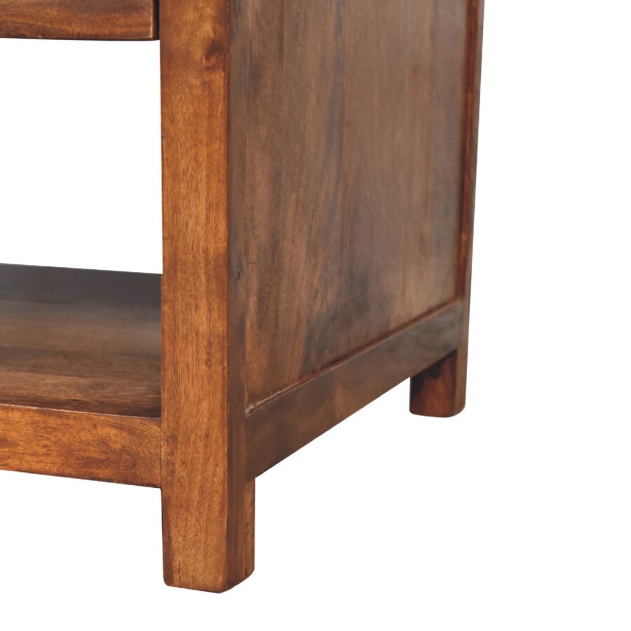 Boční pohled na dřevěný noční stolek