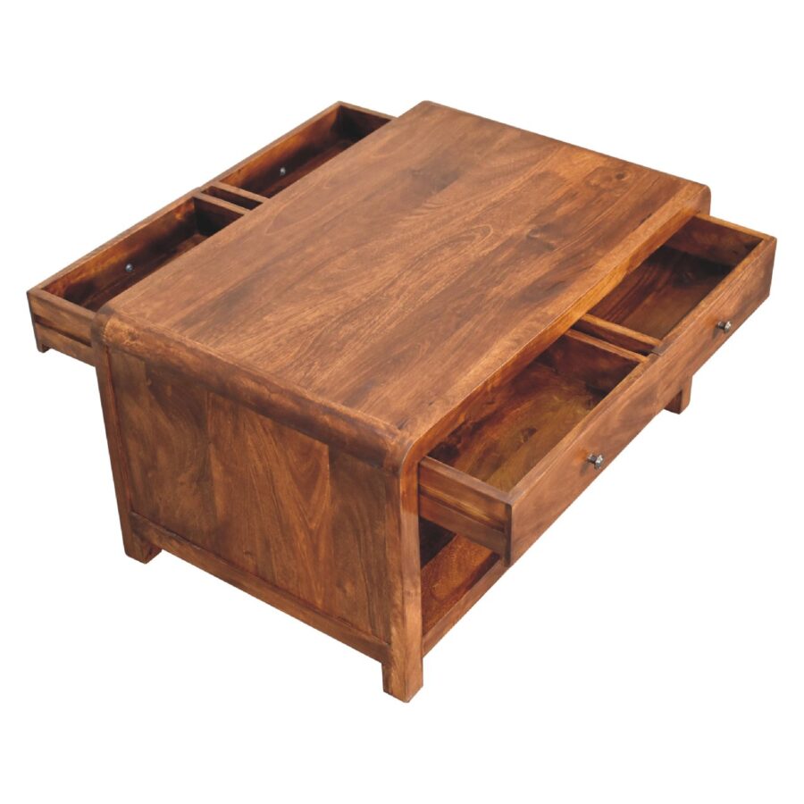 Dřevěný konferenční stolek s otevřenými úložnými zásuvkami.