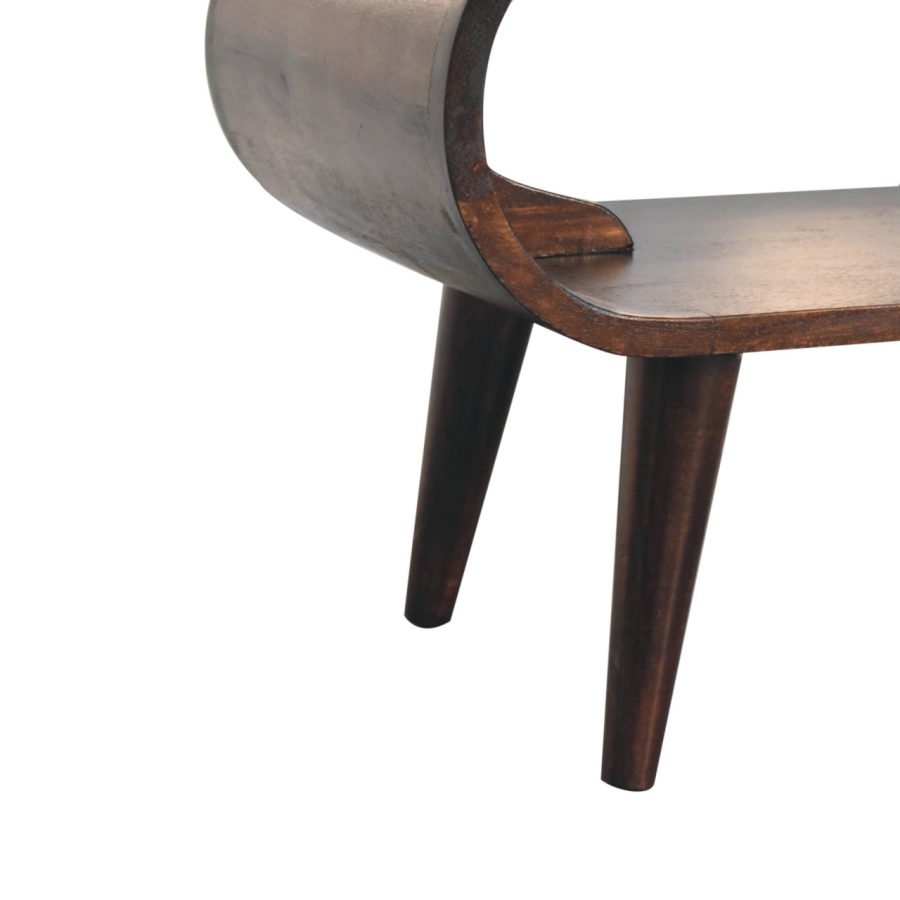 Lesen stol z ukrivljenim dizajnom na belem ozadju.