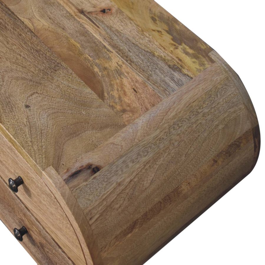 Masă de tăiat din lemn cu granulație naturală și mânere.