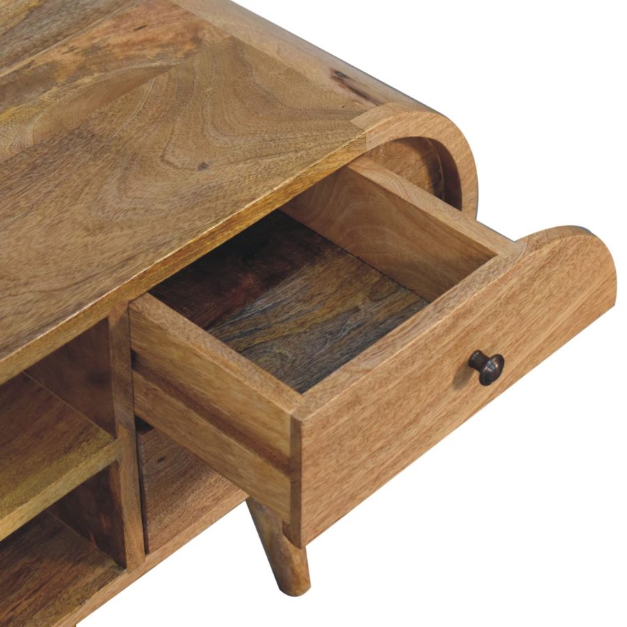 Lesena pisalna miza z odprtim predalom, od blizu.