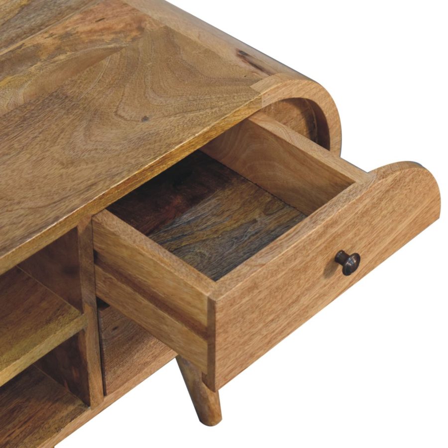 Bureau en bois avec tiroir ouvert, gros plan.