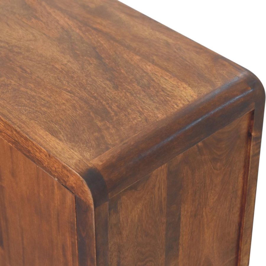 Kotni detajl lesene mize.