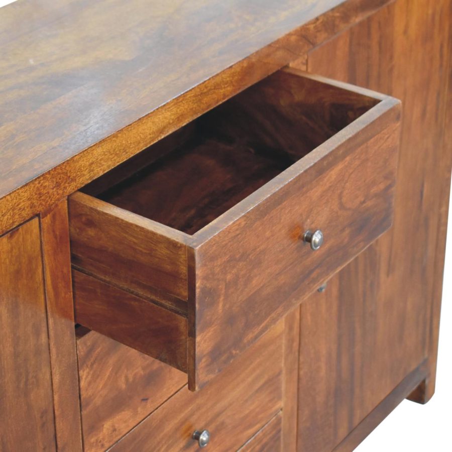 Дървено бюро с отворено чекмедже, изглед отблизо.