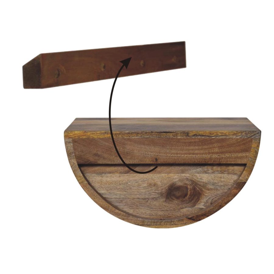 Prateleira flutuante em semicírculo de madeira com seta de montagem.