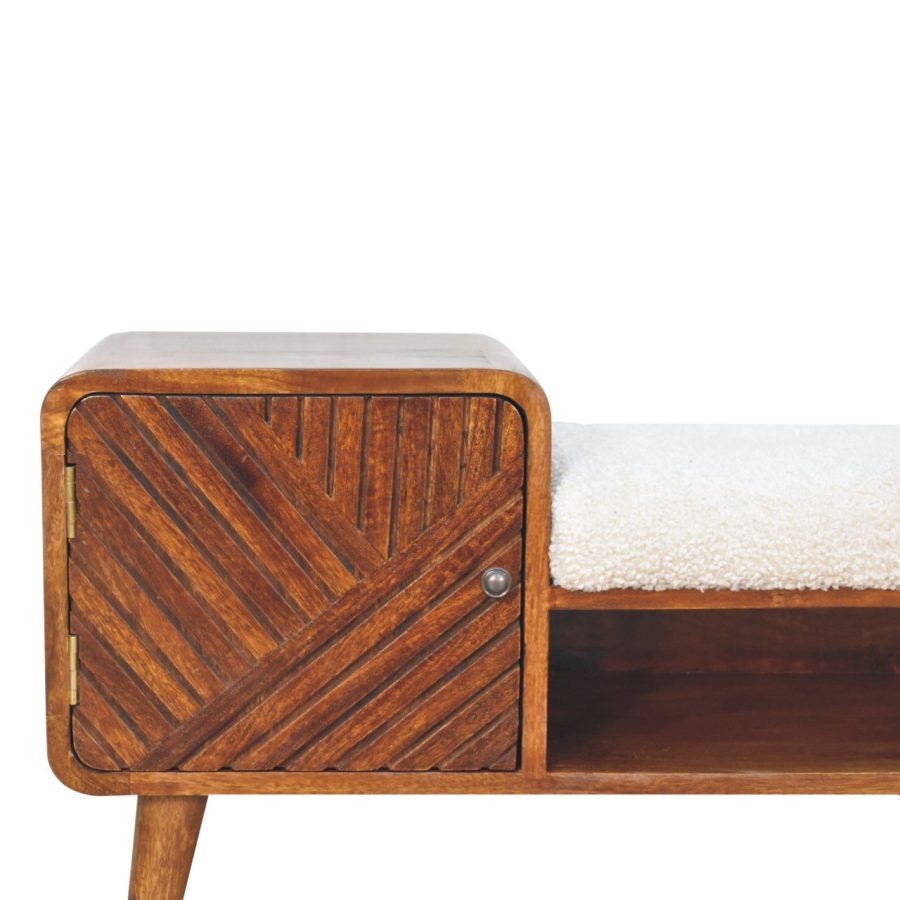 Vintage drewniana ławka ze wzorem w jodełkę i poduszką.