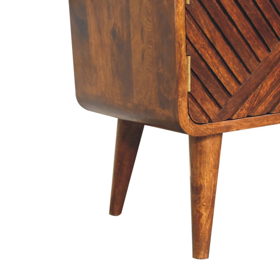 Detajl lesene noge stola na belem ozadju.